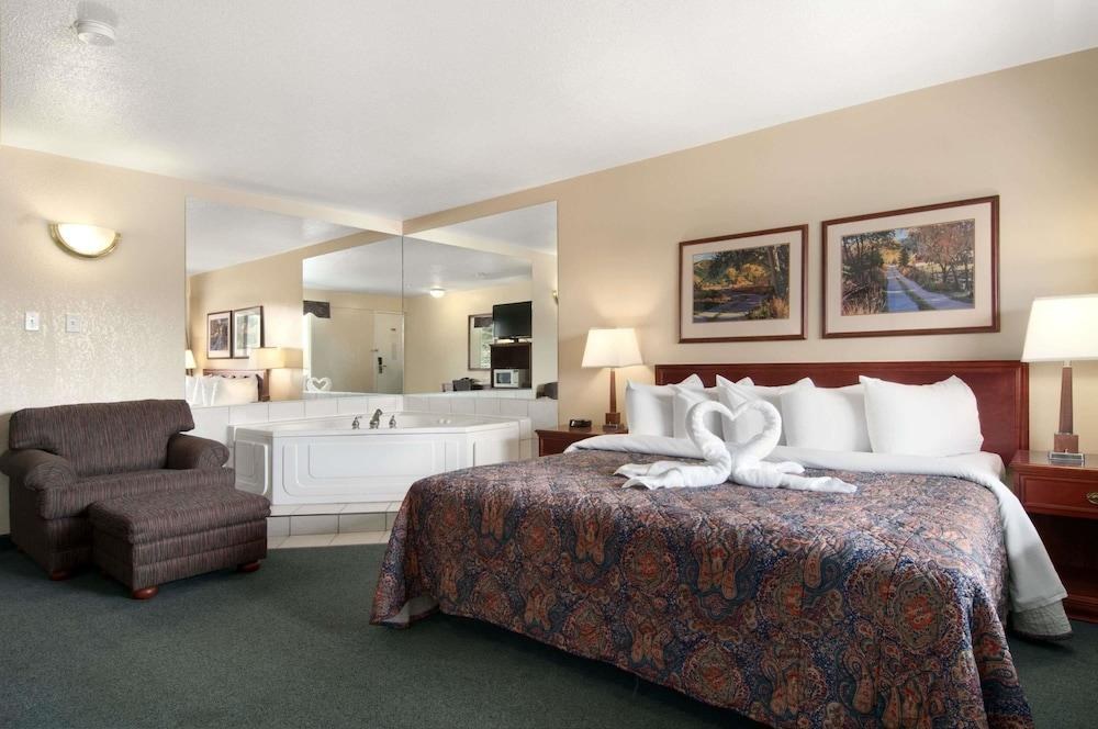 TRAVELODGE DRUMHELLER photo 3