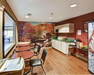 ECONO LODGE & SUITES photo 3
