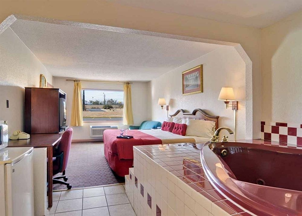 ECONO LODGE  INN & SUITES