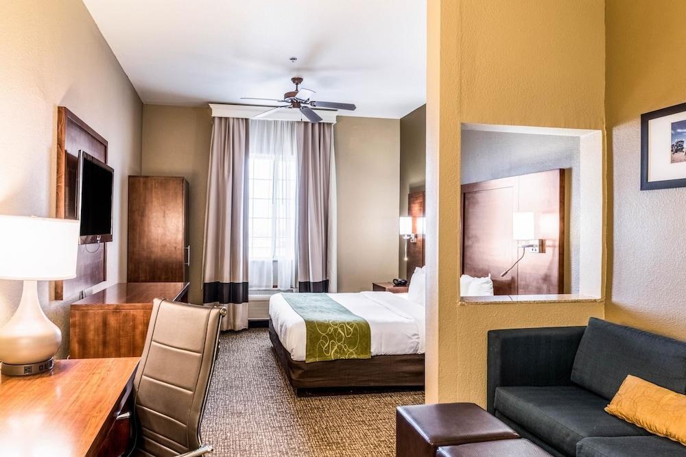 COMFORT SUITES photo 2