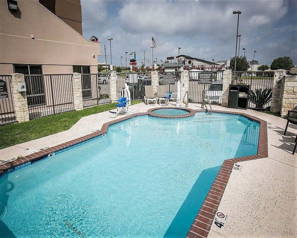 COMFORT SUITES NW LAKELINE
