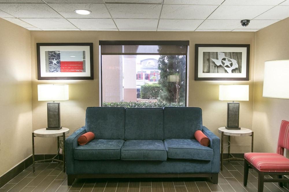 COMFORT SUITES NW LAKELINE photo 3