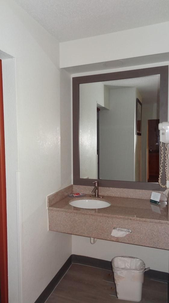ECONO LODGE INN & SUITES RALEIGH NORTH photo 3