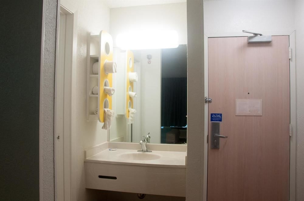 Motel 6 Raleigh North photo 1