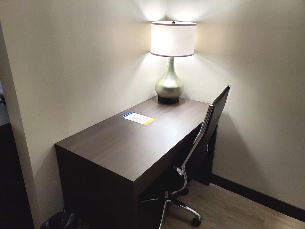 COMFORT SUITES NORTHLAKE photo 2
