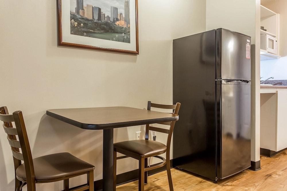SUBURBAN EXTENDED STAY HOTEL photo 2