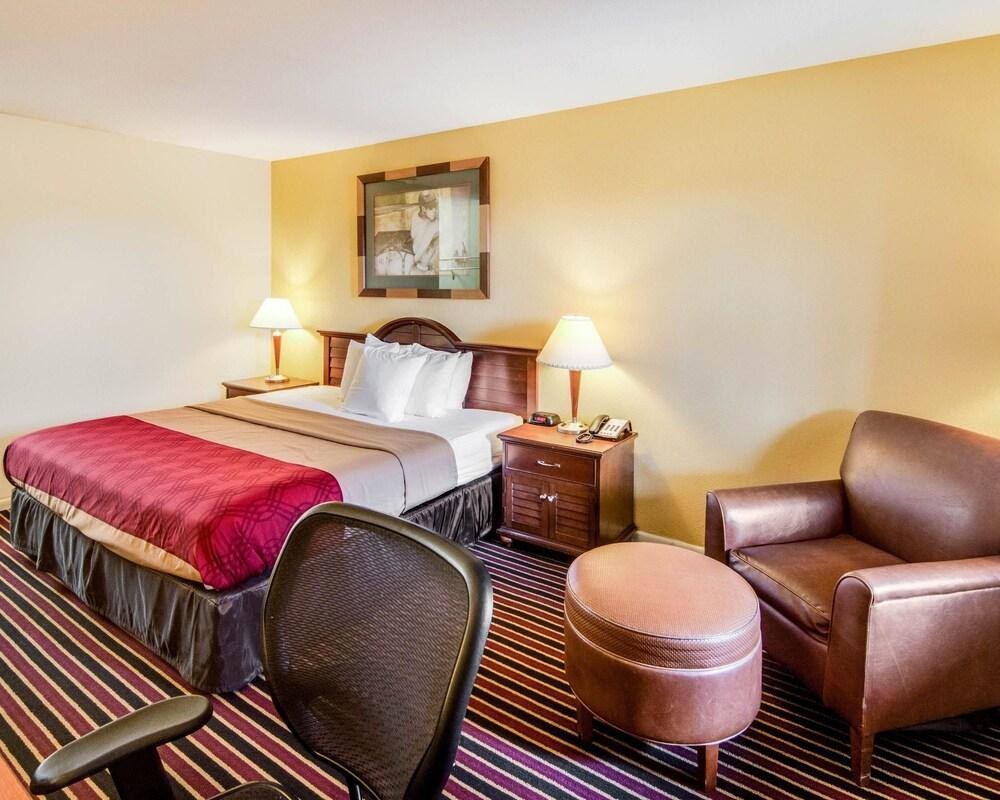 RODEWAY INN & SUITES HWY 290 NW photo 4