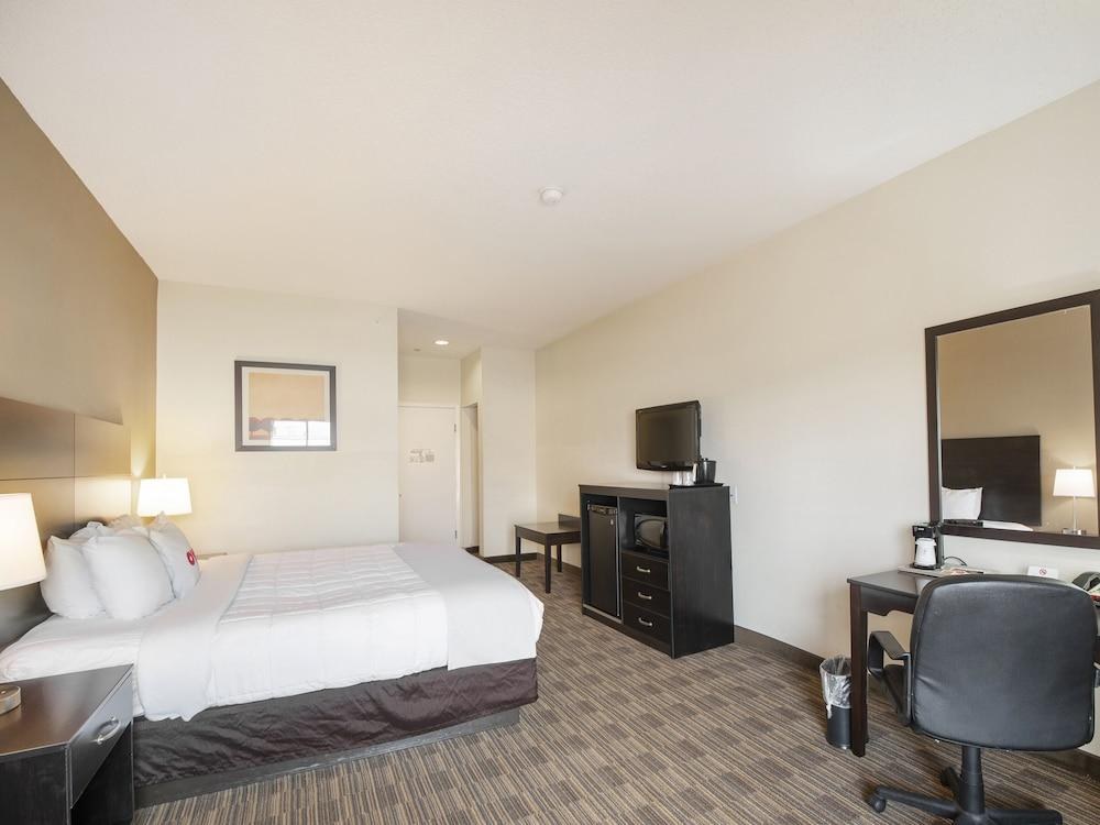 Baymont by Wyndham Houston North photo 4