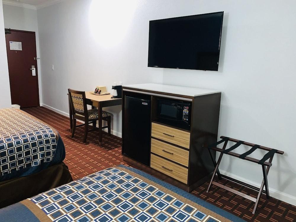 RODEWAY INN & SUITES PASADENA photo 2