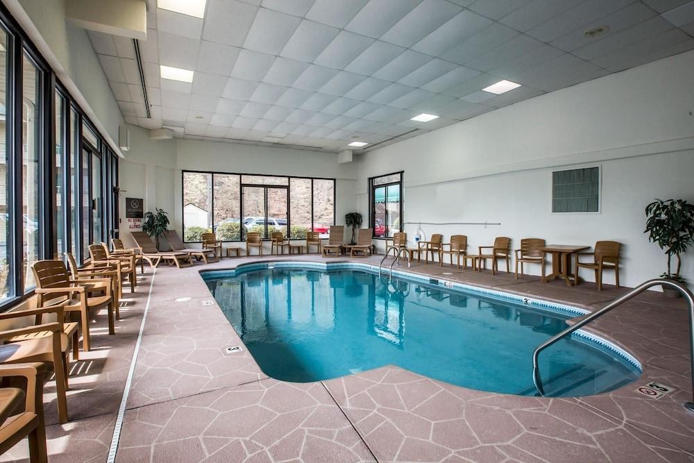 COMFORT INN & SUITES AT DOLLYWOOD LANE photo 2