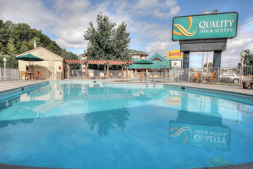 QUALITY INN & SUITES AT DOLLYWOOD LANE photo 4