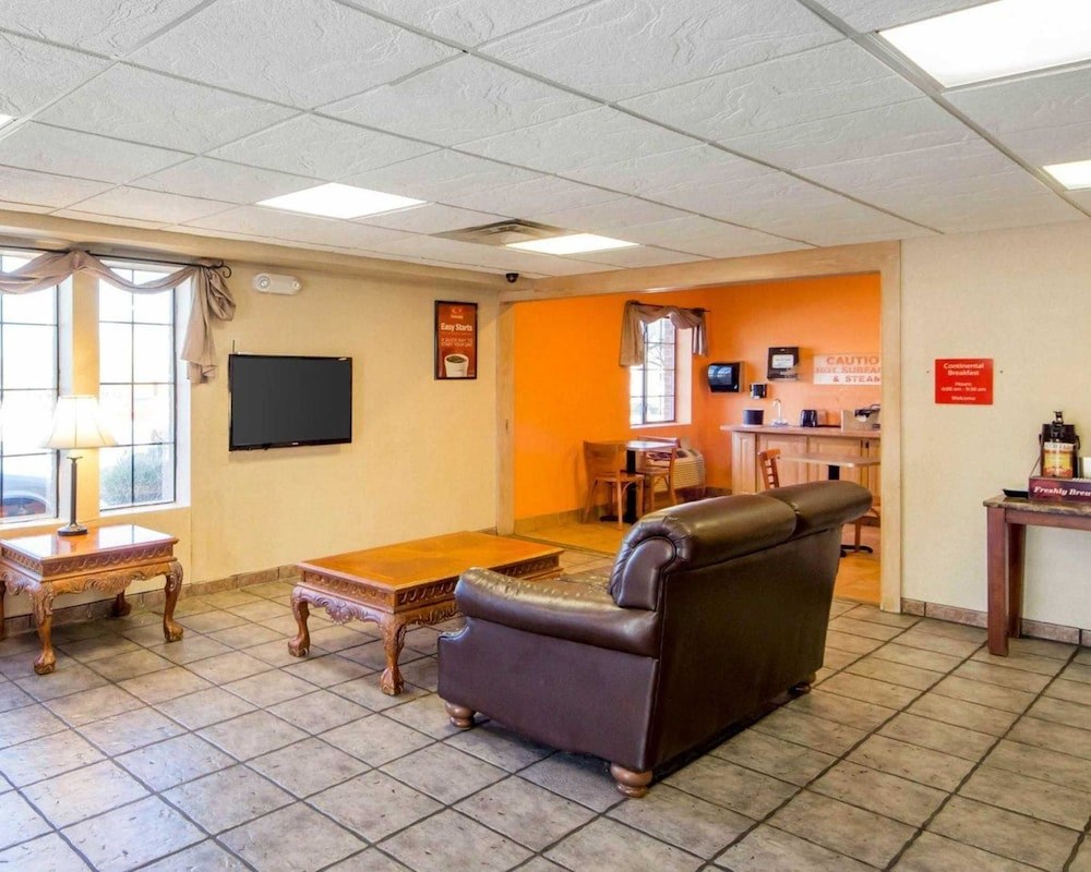 ECONO LODGE INN & SUITES photo 1
