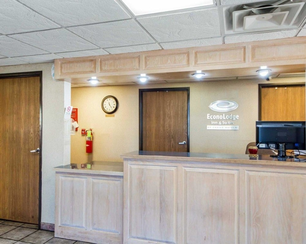 ECONO LODGE INN & SUITES photo 2