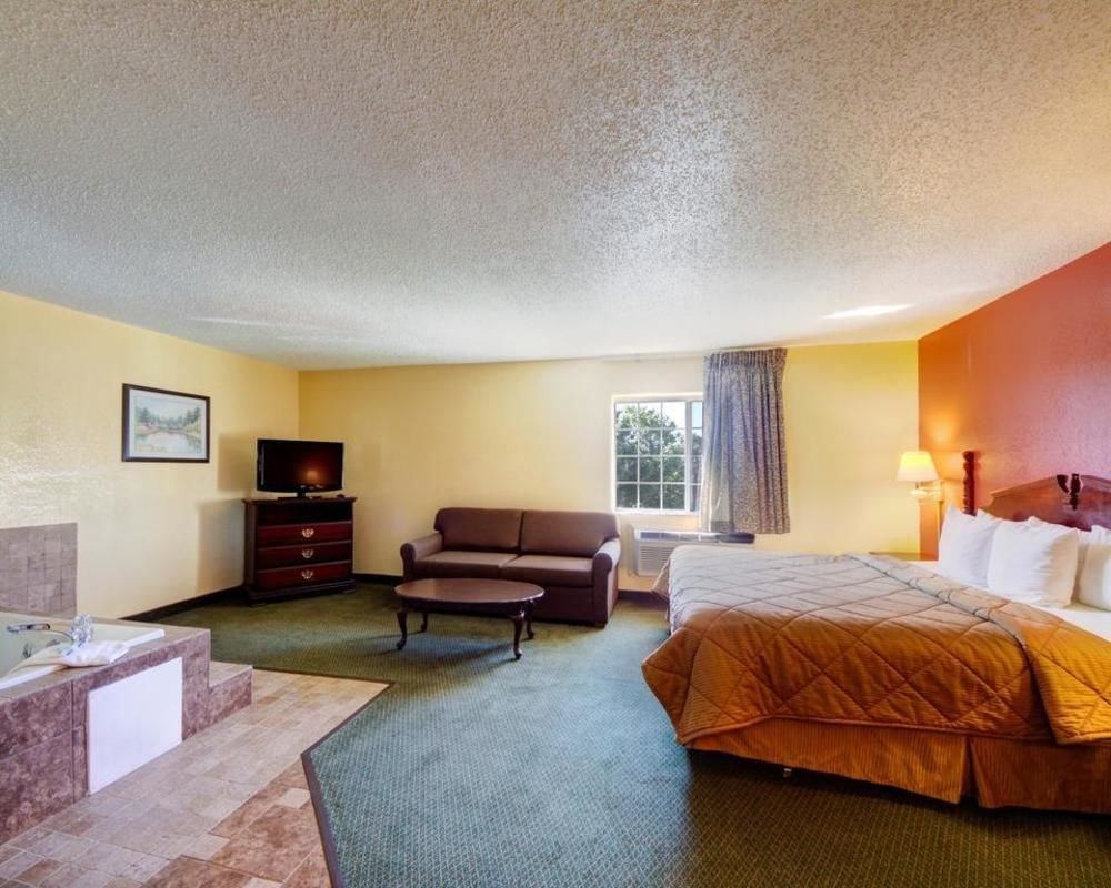 DAYS INN & SUITES BY WYNDHAM TULSA AIRPORT