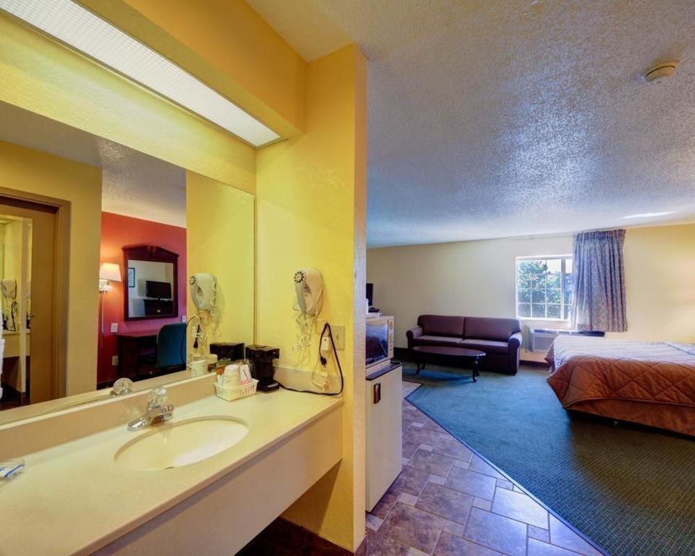 DAYS INN & SUITES BY WYNDHAM TULSA AIRPORT photo 1