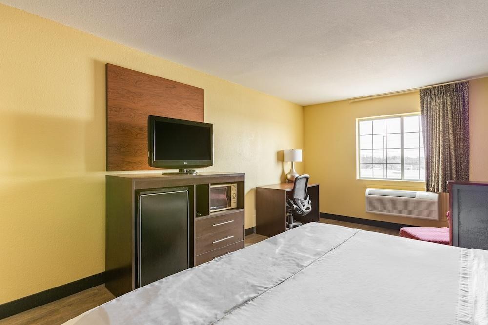 DAYS INN & SUITES BY WYNDHAM TULSA AIRPORT photo 4