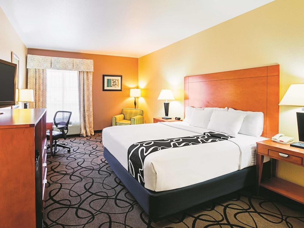 LA QUINTA INN AND SUITES FOREST HILL/ FORT WORTH photo 2