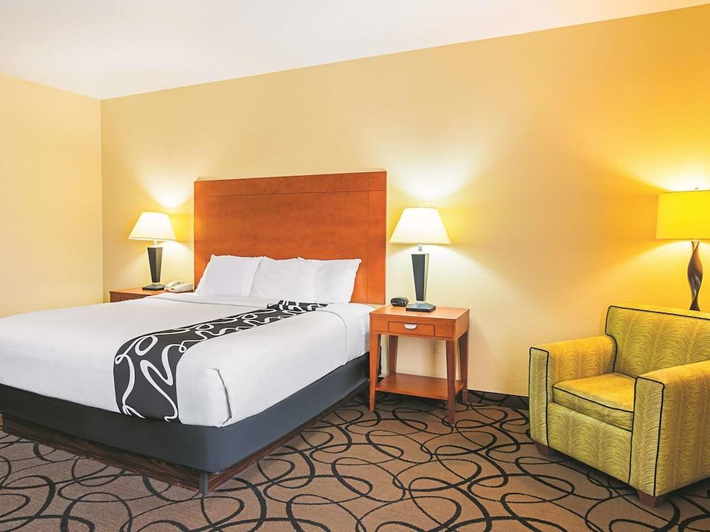 LA QUINTA INN AND SUITES FOREST HILL/ FORT WORTH photo 4
