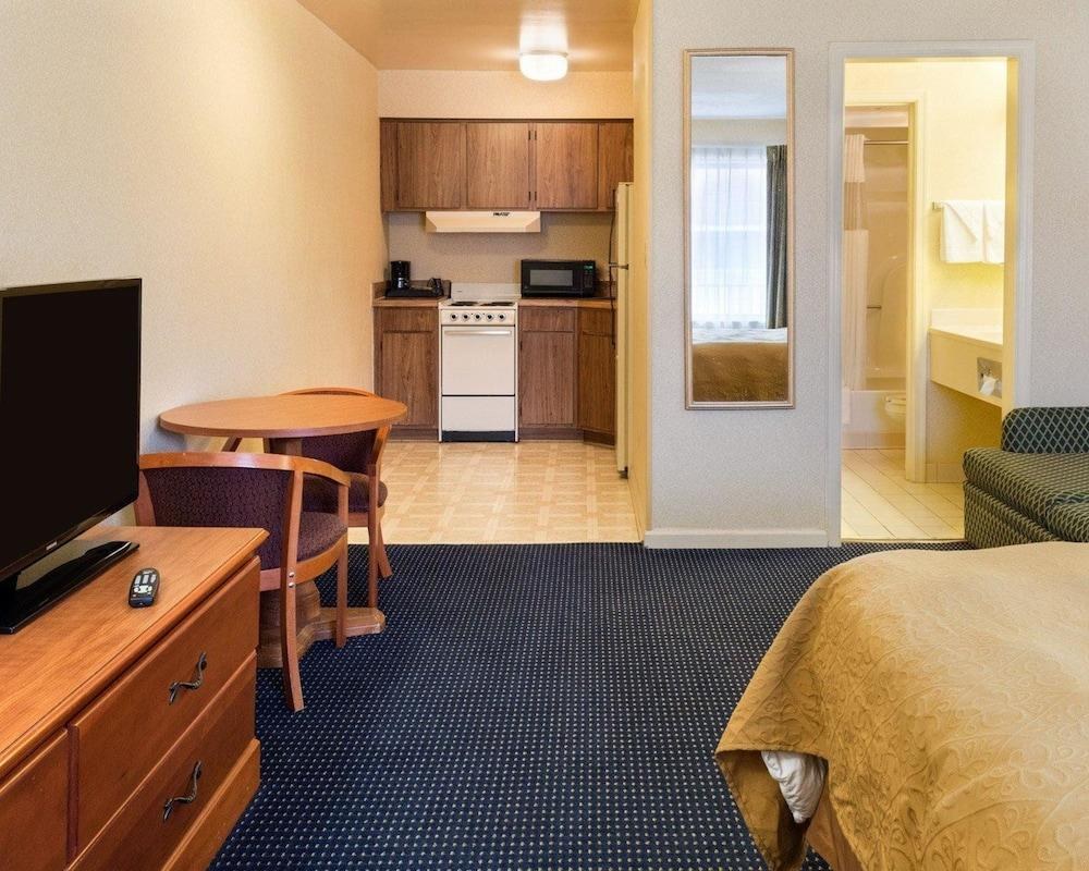 QUALITY INN LITTLE CREEK photo 2