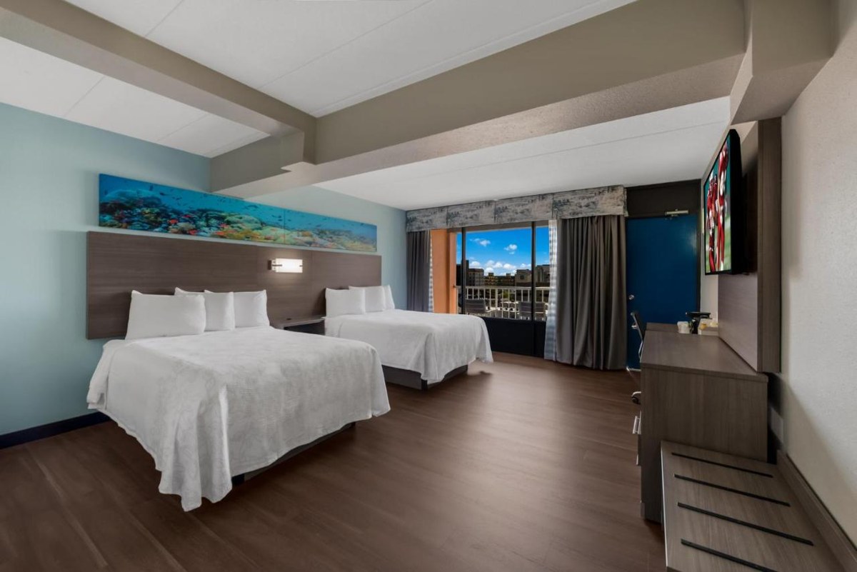 Red Roof PLUS+ & Suites Virginia Beach - Seaside photo 1
