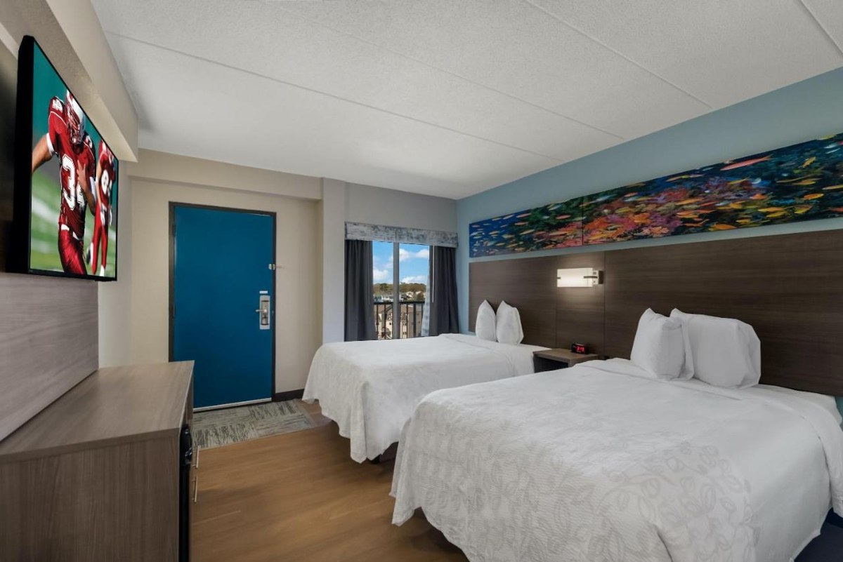 Red Roof PLUS+ & Suites Virginia Beach - Seaside photo 2