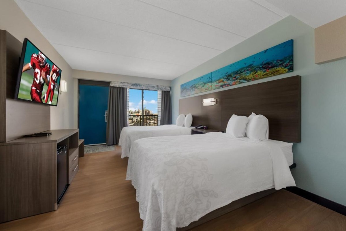 Red Roof PLUS+ & Suites Virginia Beach - Seaside photo 3