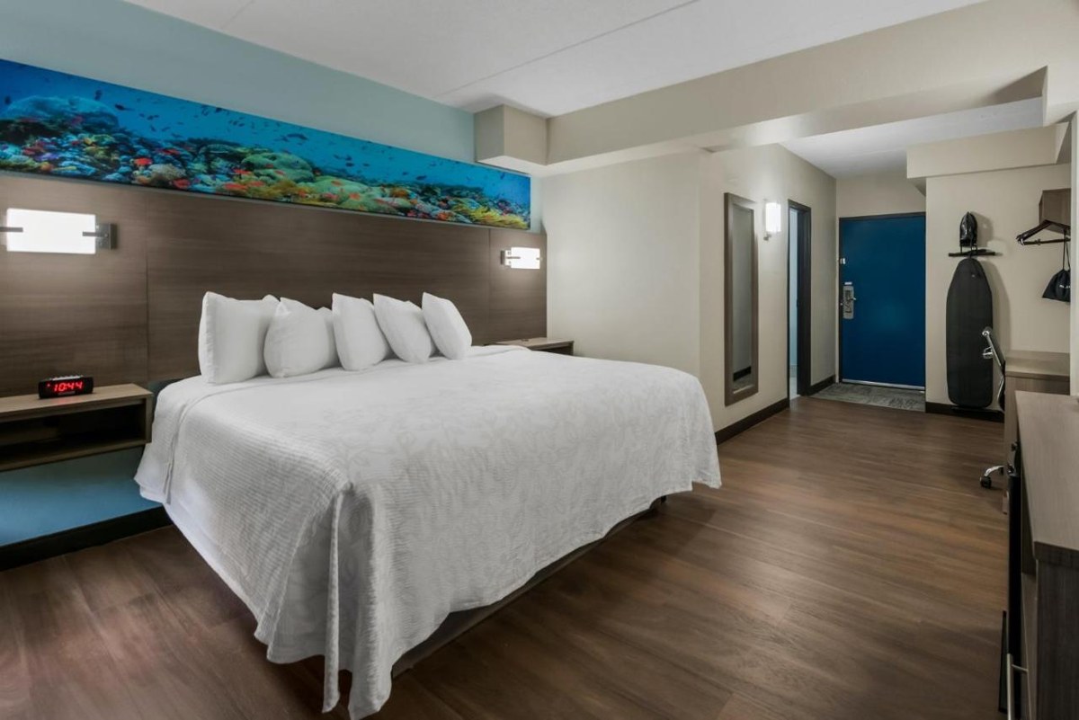 Red Roof PLUS+ & Suites Virginia Beach - Seaside photo 4