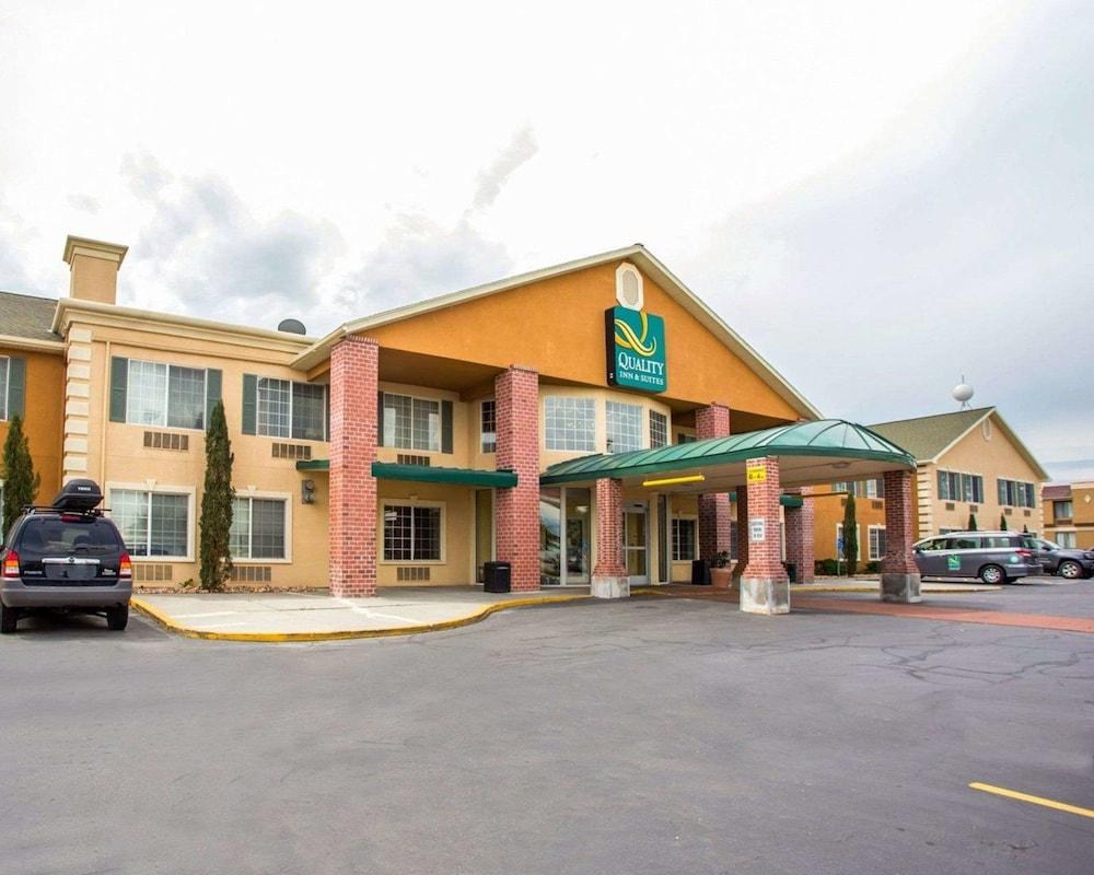 QUALITY INN & SUITES AIRPORT WEST photo 2