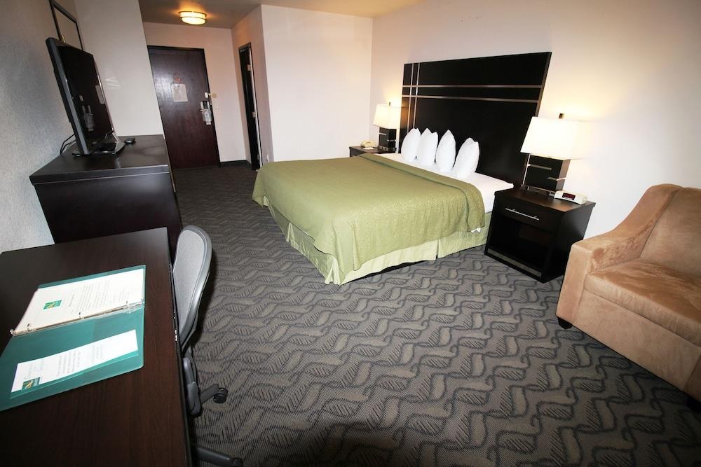 QUALITY INN & SUITES AIRPORT WEST photo 4