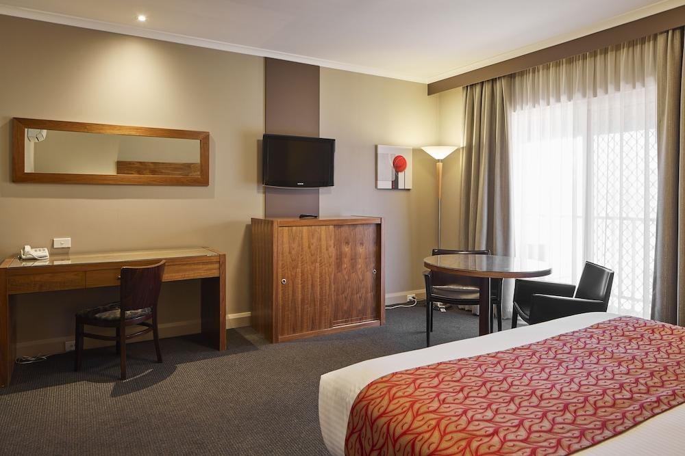 QUALITY HOTEL DICKSON photo 2