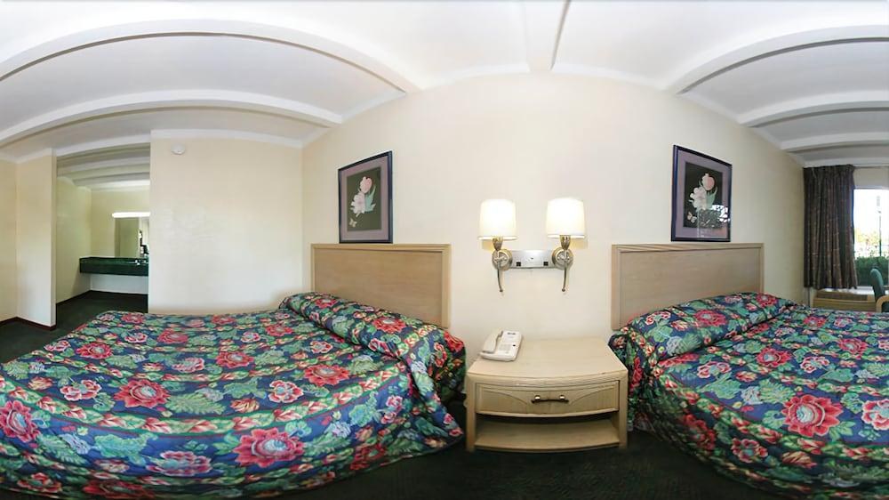 RODEWAY INN photo 2