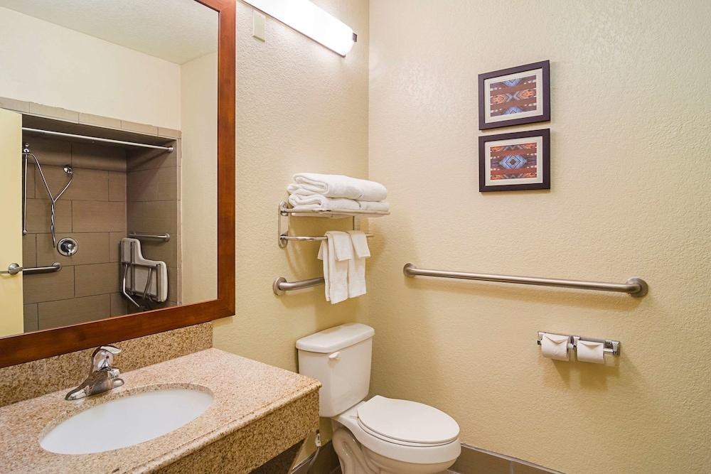 COMFORT SUITES NORTH IH 35 photo 4