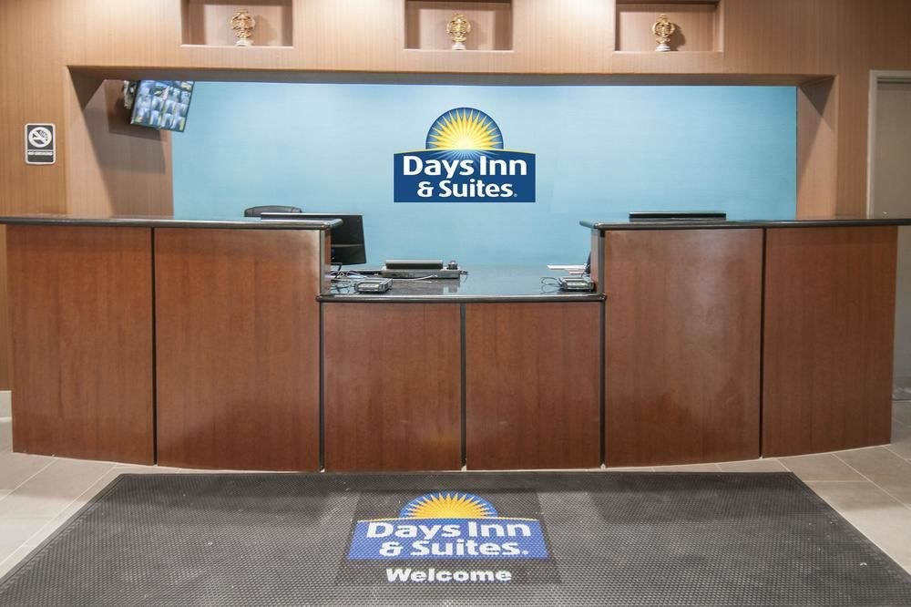 Days Inn & Suites by Wyndham San Antonio near Frost Bank Ctr photo 1