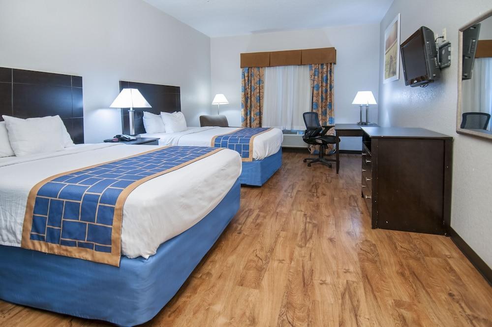 Days Inn & Suites by Wyndham San Antonio near Frost Bank Ctr photo 2