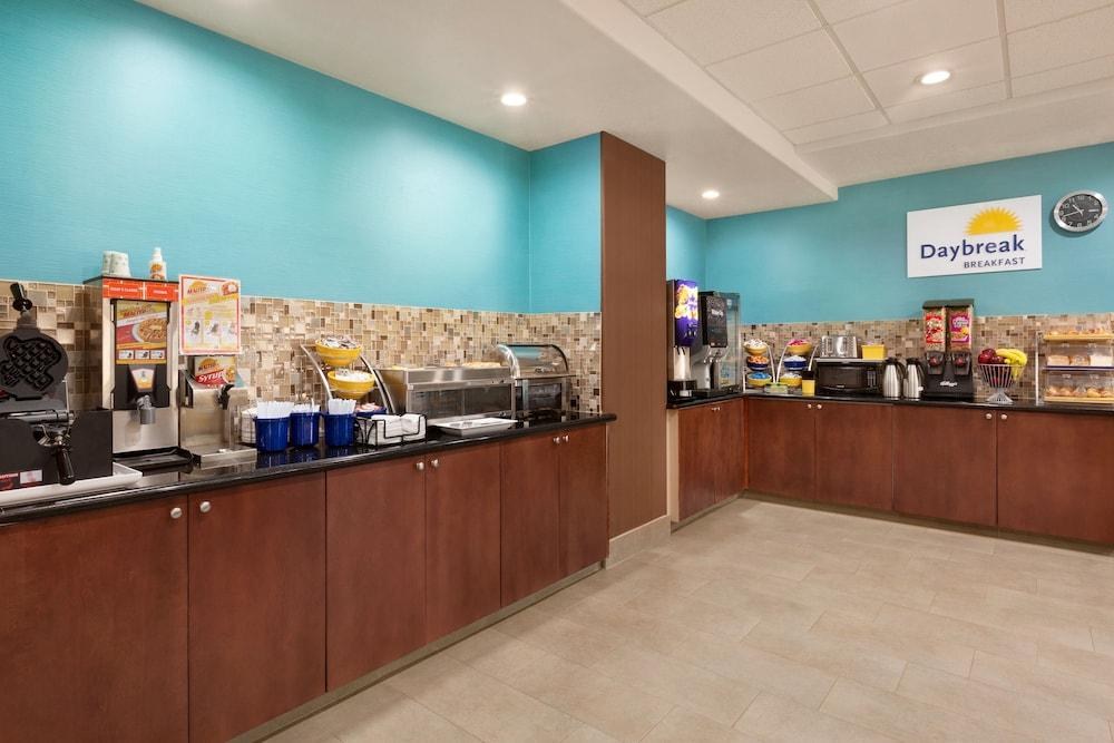 Days Inn & Suites by Wyndham San Antonio near Frost Bank Ctr photo 3