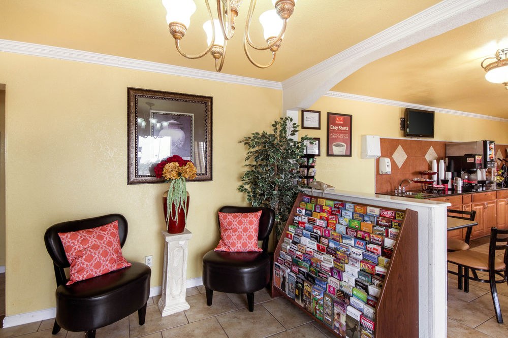 ECONO LODGE INN & SUITES DOWNTOWN NORTHEAST