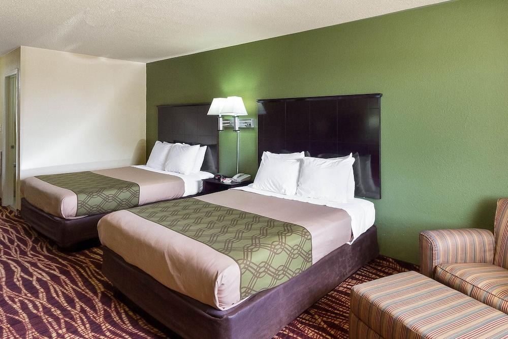 ECONO LODGE INN & SUITES DOWNTOWN NORTHEAST photo 2