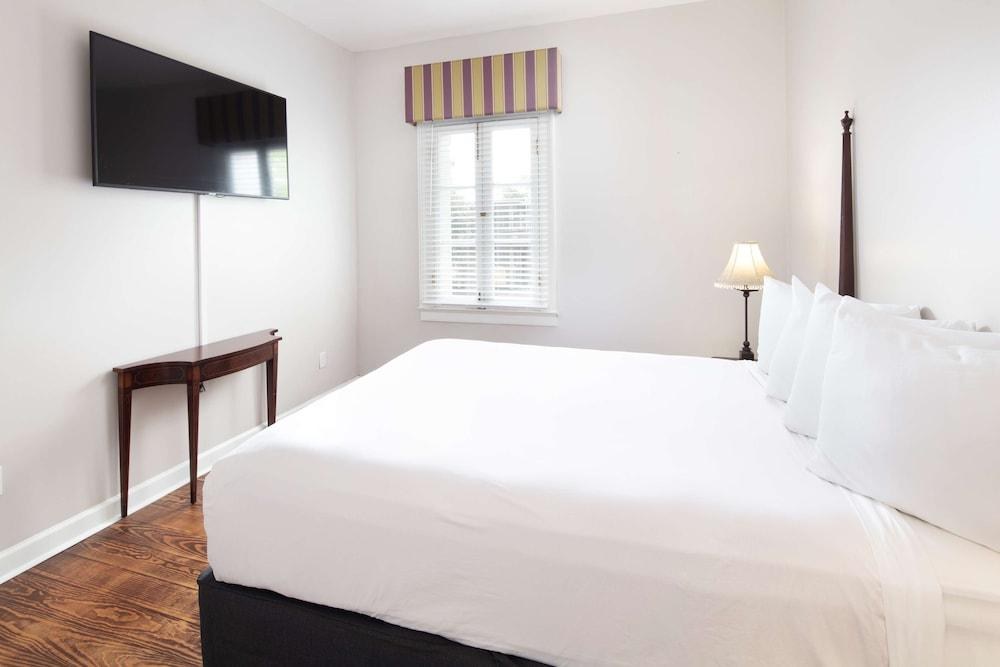 MAISON ST. CHARLES HOTEL AND SUITES photo 2