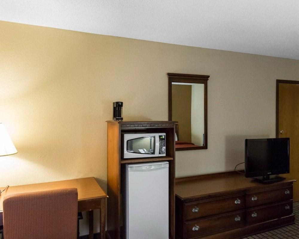 AmericInn by Wyndham Cedar Rapids North photo 2