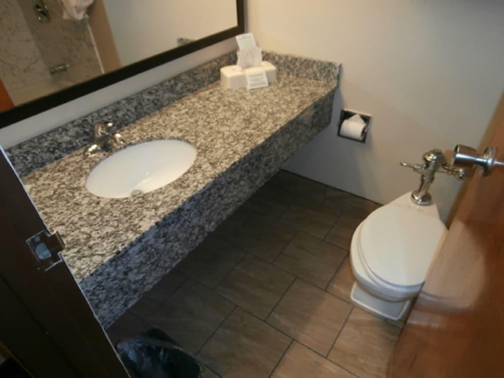 AmericInn by Wyndham Cedar Rapids North photo 4