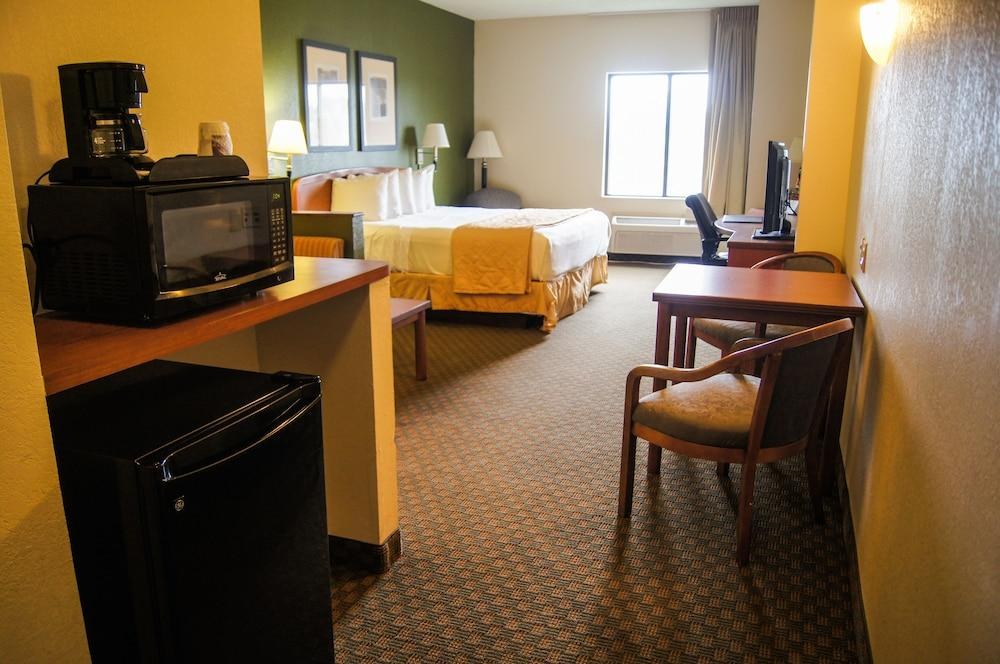 QUALITY INN & SUITES photo 3