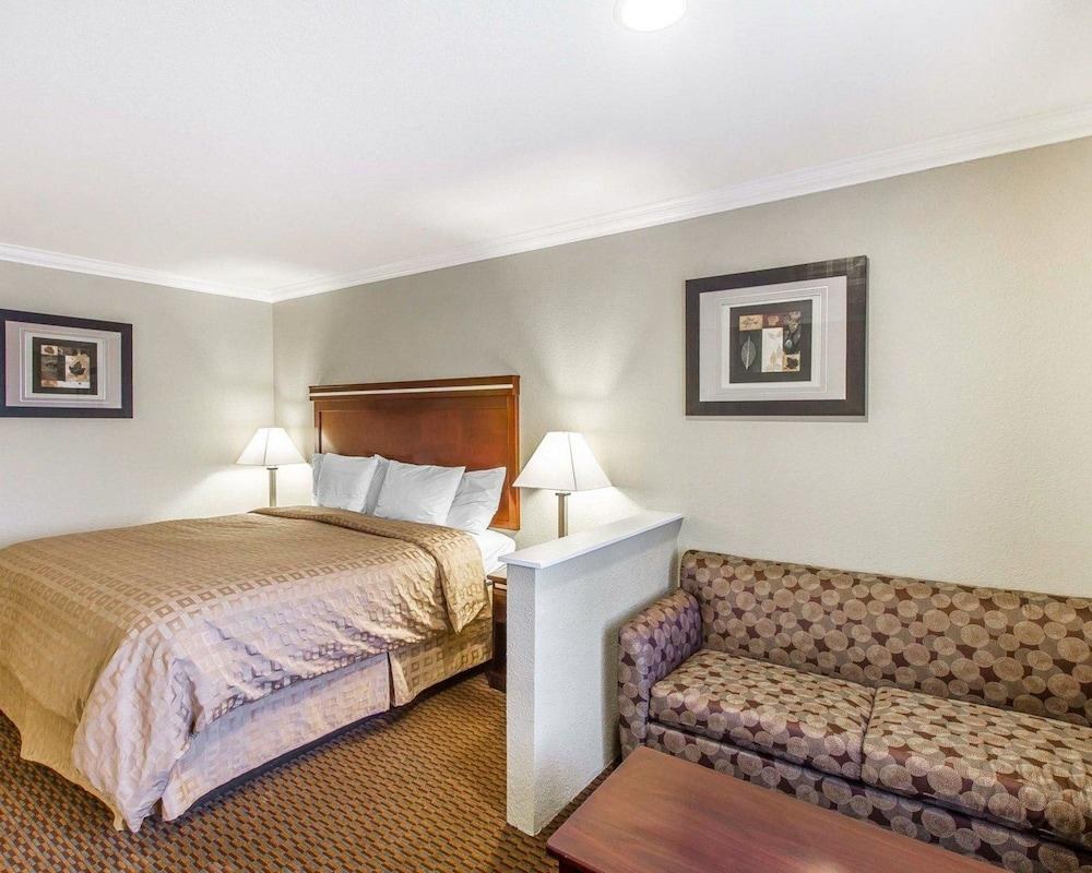 ECONO LODGE INN & SUITES MESA photo 2