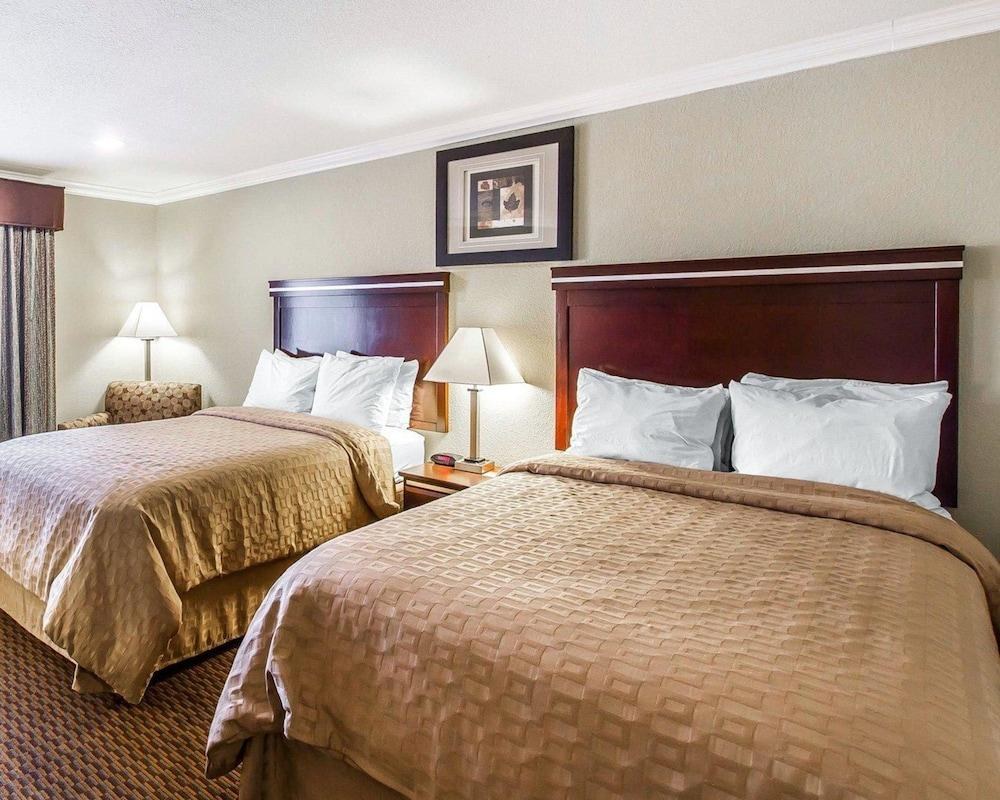 ECONO LODGE INN & SUITES MESA photo 3