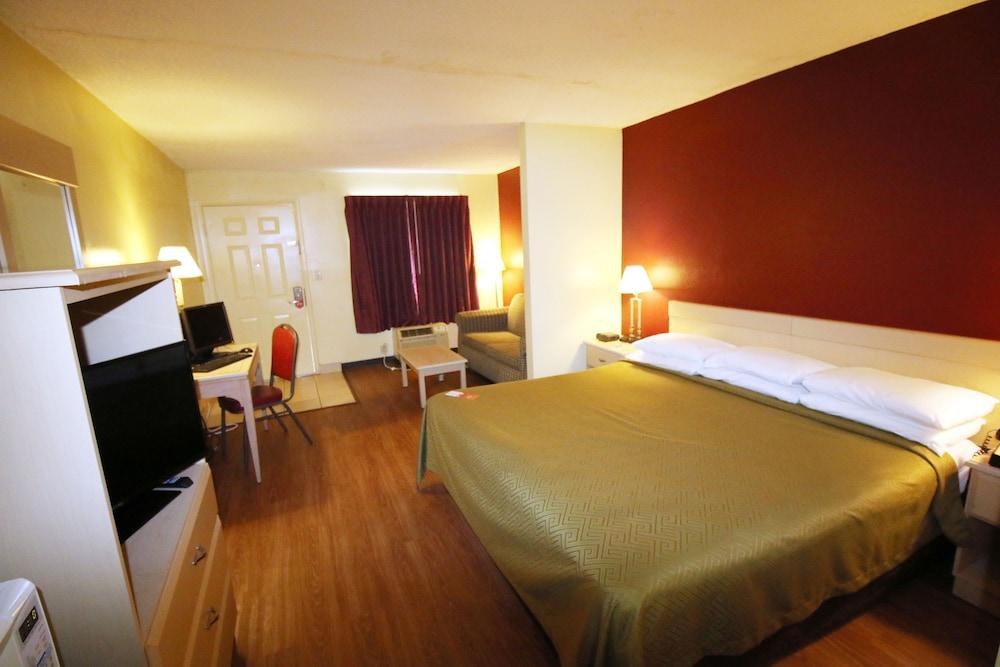 ECONO LODGE  INN & SUITES MAINGATE CENTRAL photo 2