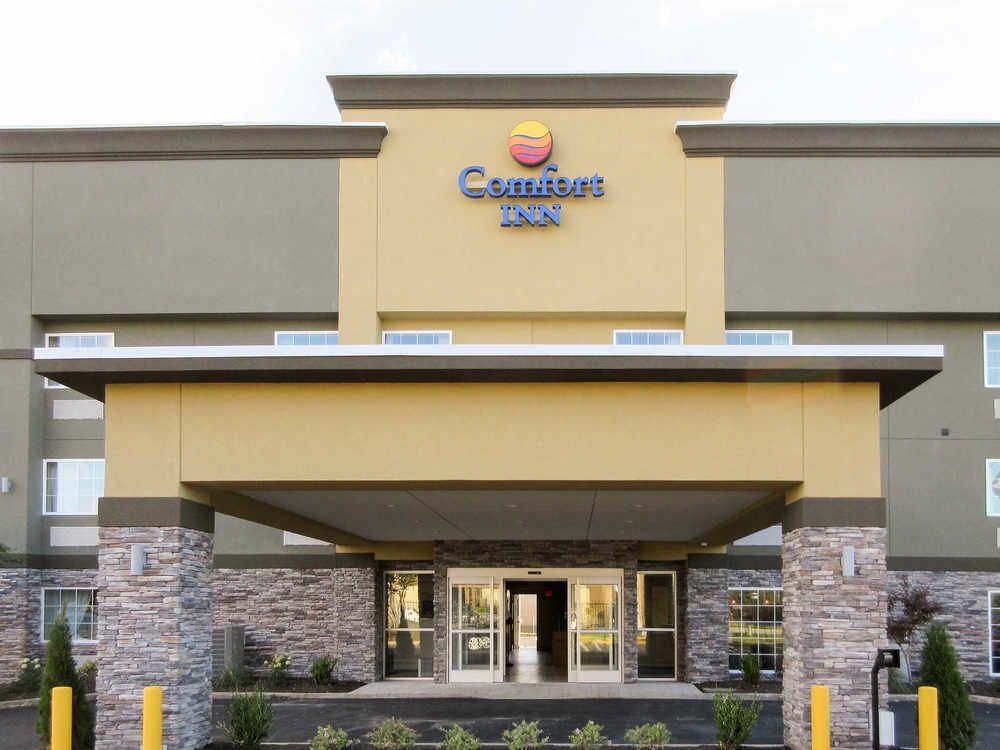 COMFORT INN & SUITES AIRPORT photo 1