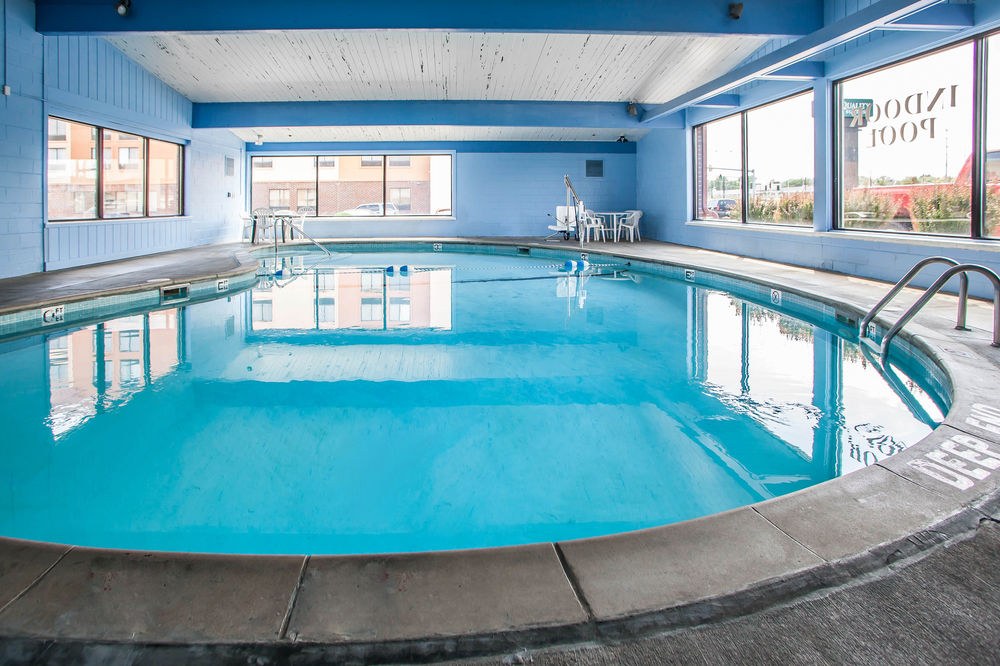 RODEWAY INN & SUITES