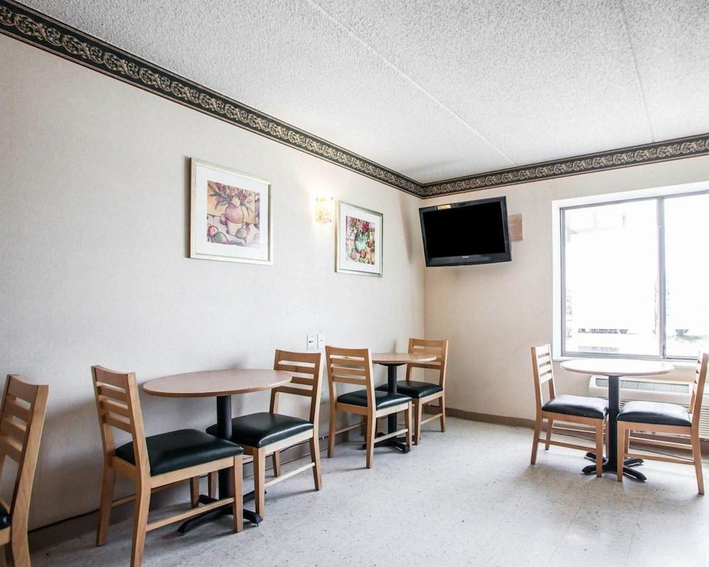 RODEWAY INN & SUITES photo 4