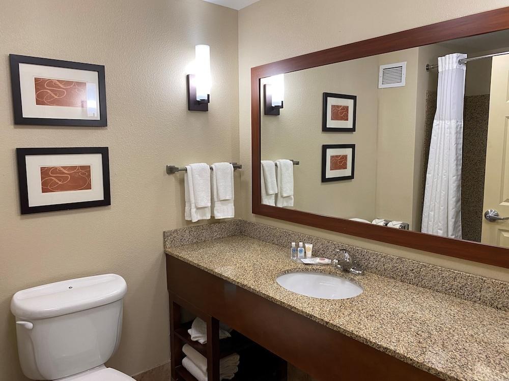Holiday Inn Expr and Sts Milwaukee NW ¿ Park Place photo 4
