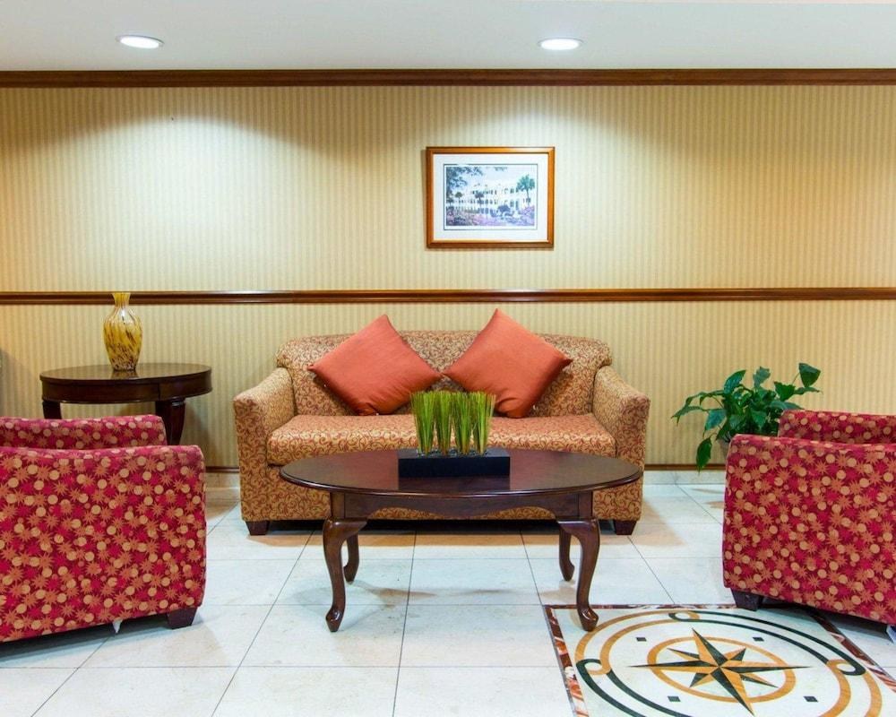COMFORT INN & SUITES AIRPORT CONVENTION CENTER photo 2