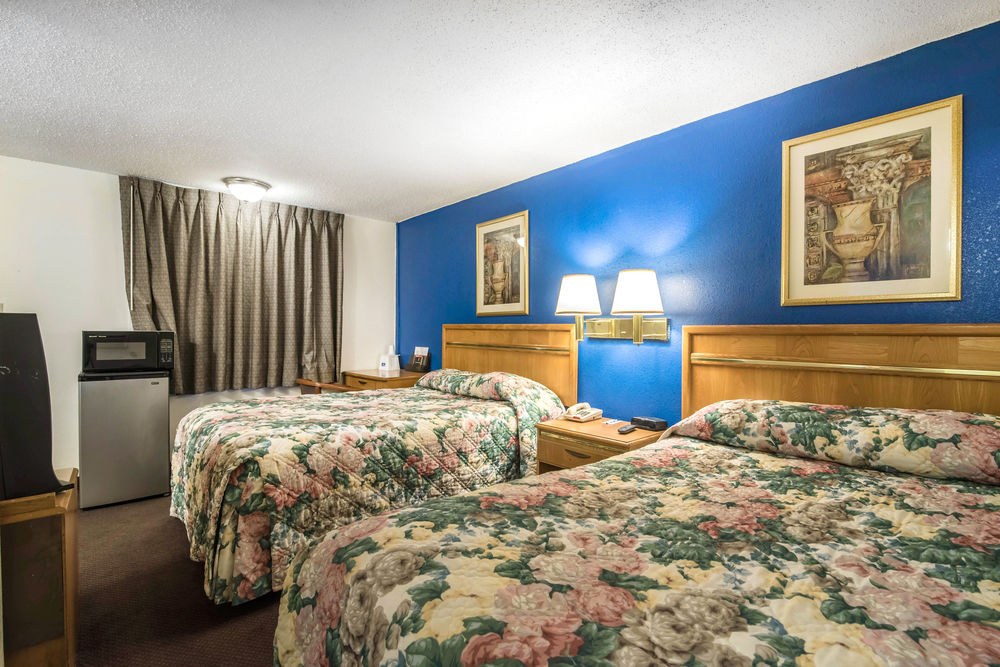 RODEWAY INN & SUITES